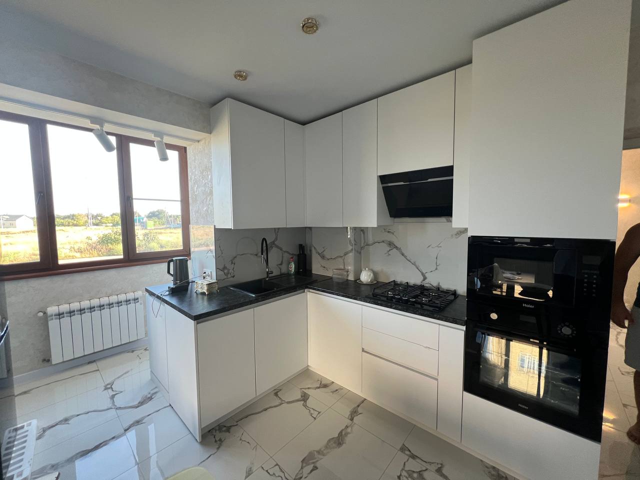 Кухня угловая современная — Белый и графит